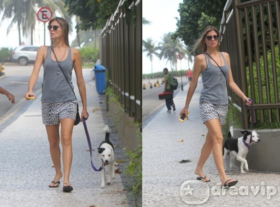 Ellen Jabour passeia com seu cachorro