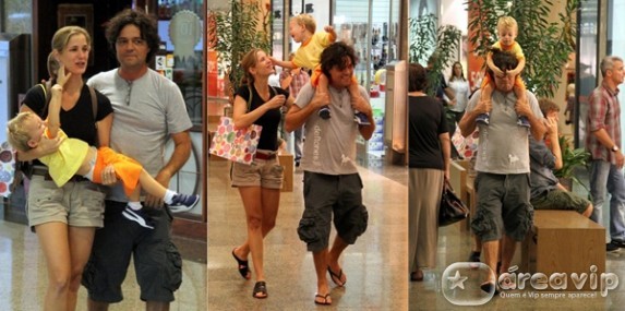 Felipe Camargo passeia com a família em shopping