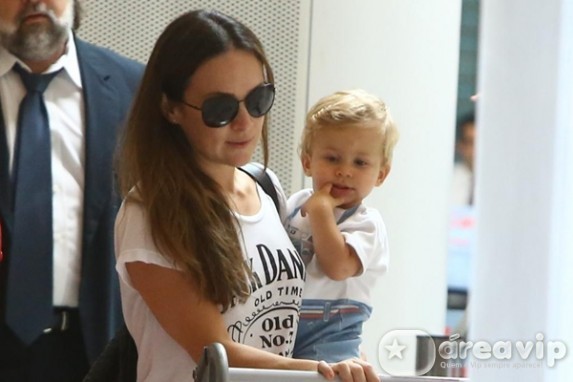 Gabriela Duarte é clicada com o filho em aeroporto