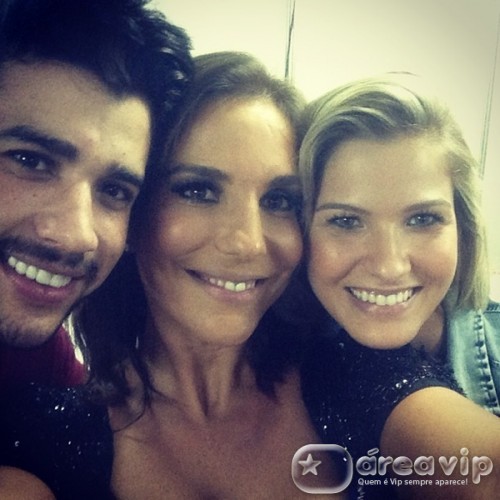 Ivete Sangalo posta foto ao lado de Gusttavo Lima e Andressa Suita