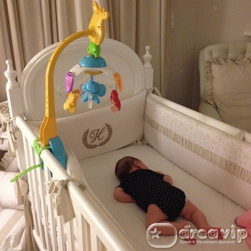 Vera Viel posta foto da filha dormindo