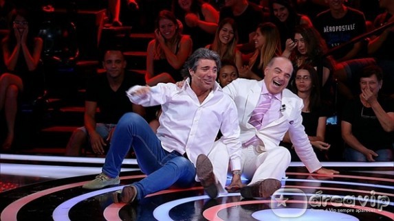 João Kléber e Marcelo de Carvalho caem durante gravação do ‘Mega Senha’
