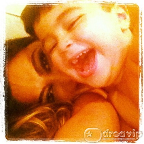 Juliana Paes posta foto com o filho