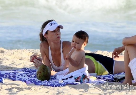 Luana Piovani curte praia com o filho