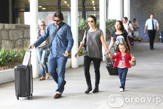 Débora Falabella e Murilo Benício são clicados em aeroporto