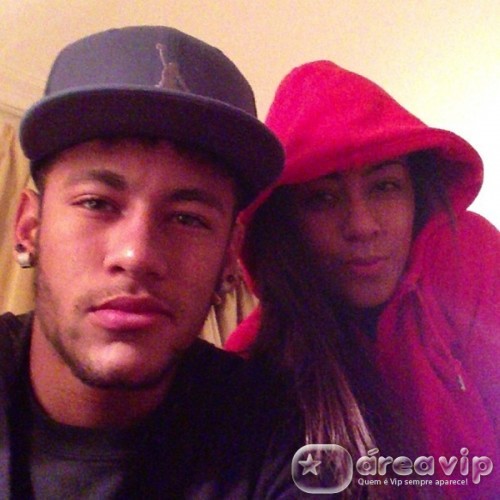 Neymar posta foto ao lado da irmã