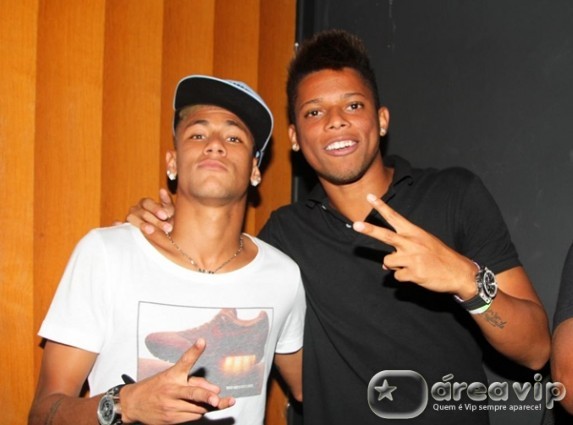Neymar curte balada sem Marquezine