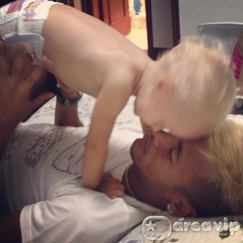Neymar posta foto carinhosa com o filho