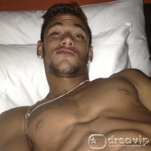 Neymar posta foto sem camisa