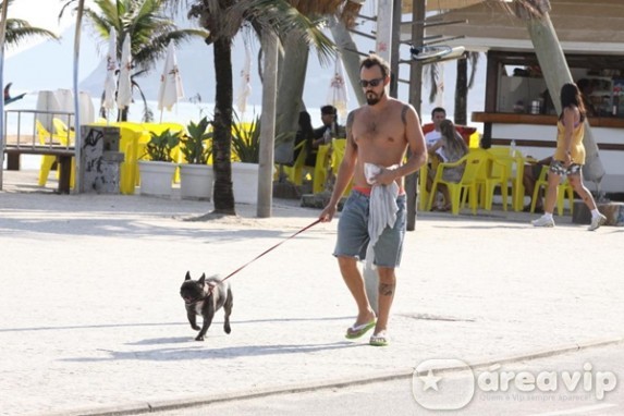 Paulinho Vilhena passeia com seu cachorro em orla carioca