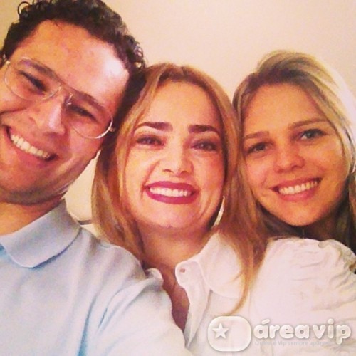 Pedro Leonardo posta foto com a mulher e Nani Venâncio