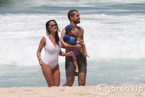 Ricardo Pereira curte praia com a mulher e o filho