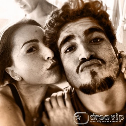 Sabrina Sato e Caio Castro posam juntos fazendo biquinho