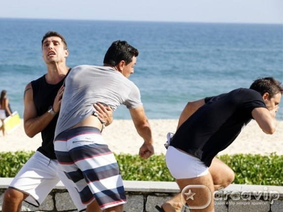 Salve Jorge - Theo da um soco em Elcio