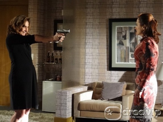 Salve Jorge - Wanda aponta arma para Berna