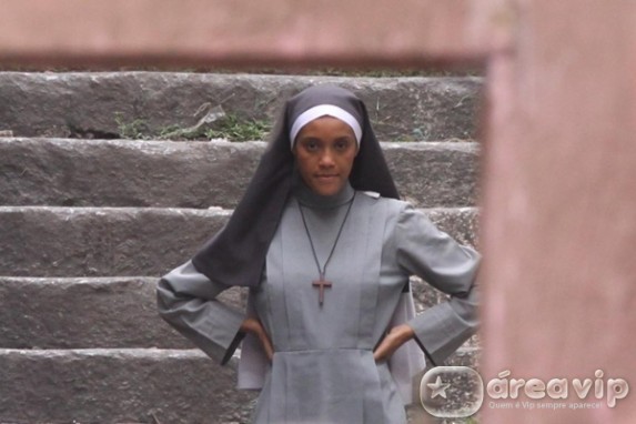 Taís Araújo se veste de freira para gravação