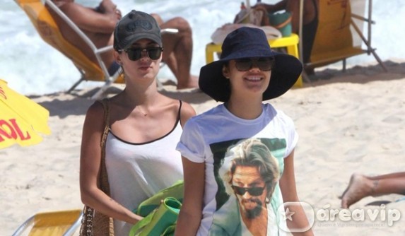 Thaila Ayala e Sophie Charlotte curtem praia juntas
