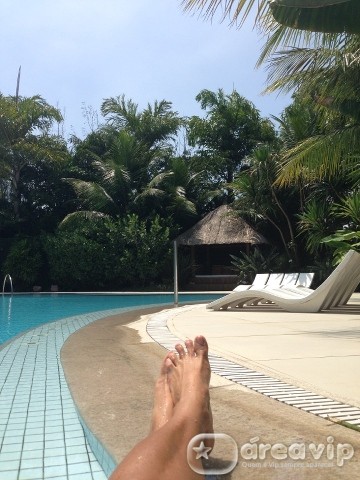 Xuxa posta foto se bronzeando em sua piscina