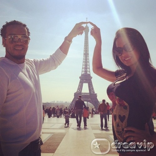 Gracyanne Barbosa e Belo postam fotos em Paris