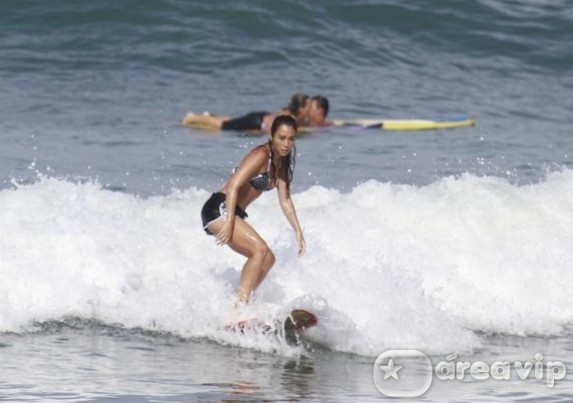 Dani Suzuki surfa praia carioca