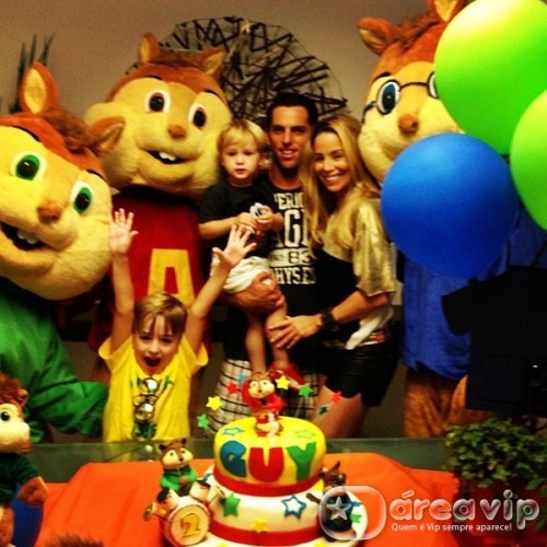 Danielle Winits posta foto do aniversário do filho