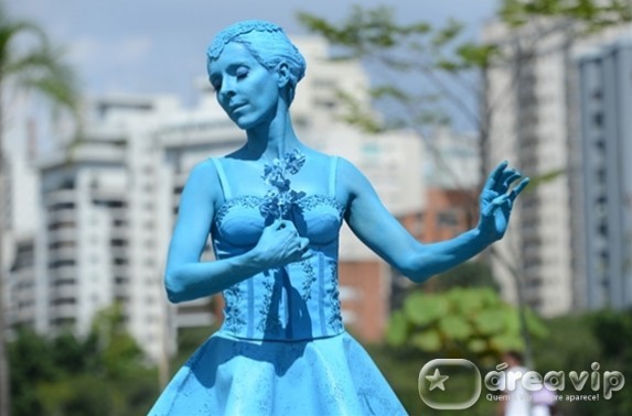 Deborah Evelyn grava como uma estátua viva para próxima trama da Globo