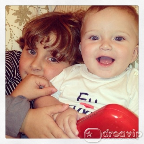 Cláudia Leitte posta foto dos filhos