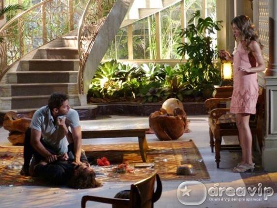 Flor do Caribe - Cassiano chega e parte para cima de Alberto, deixando Ester em choque