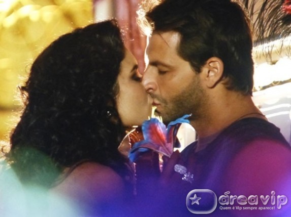 Flor do Caribe - Cassiano e Cristal se beijam