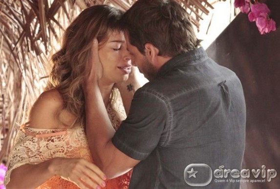 Flor do Caribe - Cassiano e Ester se beijam