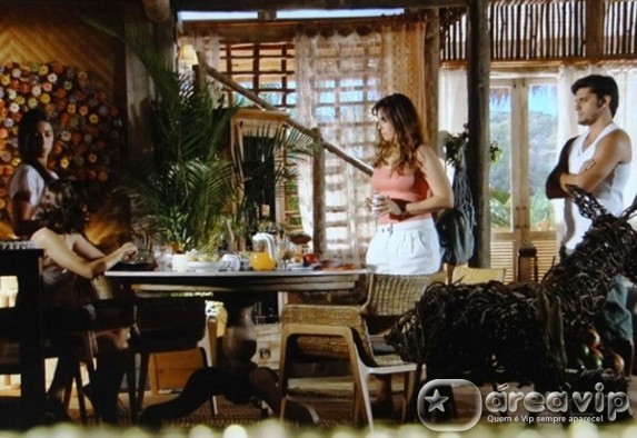 Flor do Caribe - Natália não gosta de saber que ex marido está chegando