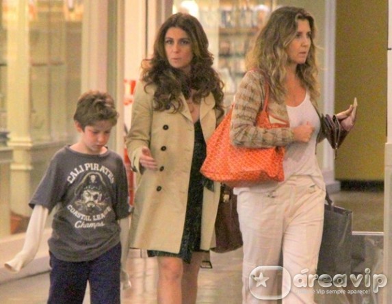 Giovanna Antonelli faz compras com o filho em shopping