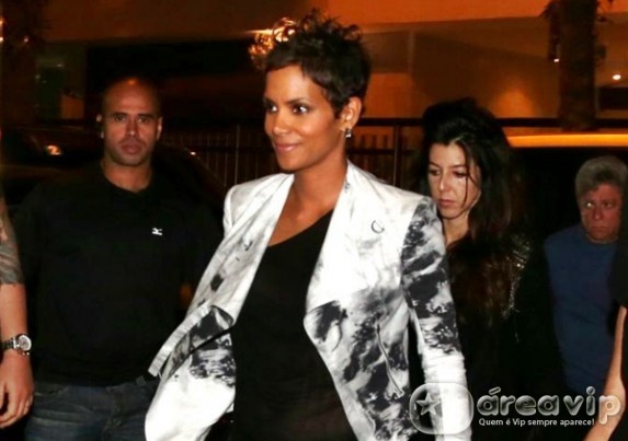 Halle Berry vai em restaurante no Rio