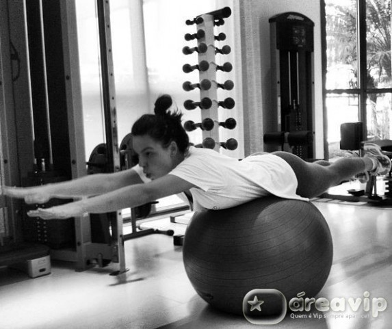 Isis Valverde posta foto malhando