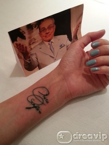 Malga di Paula faz tatuagem para Chico Anysio