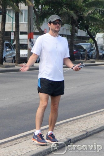 Marcelo Serrado caminha na orla de Ipanema