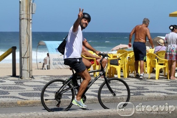 Marcos Palmeira anda de bike no Rio