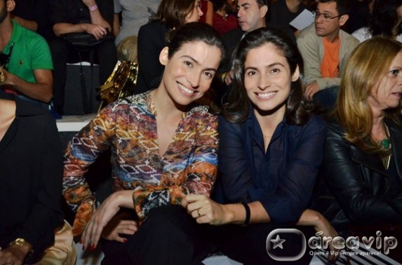 Renata Vasconcellos vai com a irmã gêmea em desfile