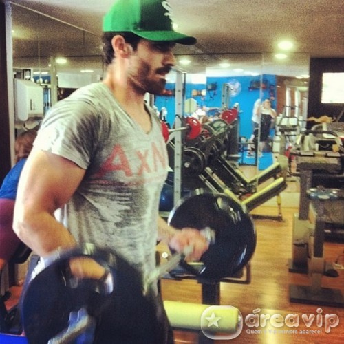 Ex-BBB Rodrigão posta foto malhando