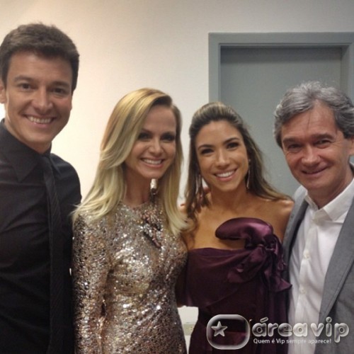 Eliana posta foto com apresentadores em premiação