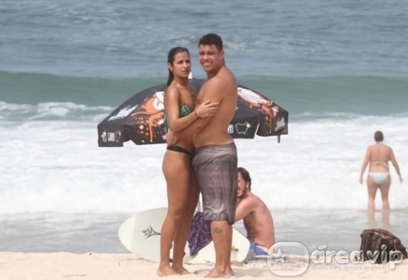 Ronaldo curte praia com a namorada