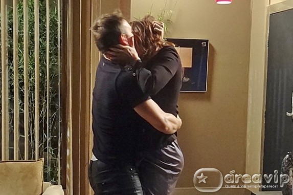 Salve Jorge - Livia e Elcio se beijam