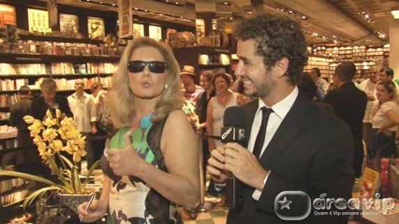 Felipe Andreoli entrevista Vera Fischer para o CQC