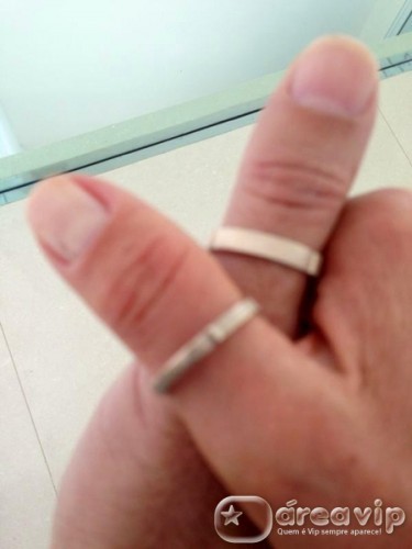 Xuxa posta foto de aliança que ganhou de Junno