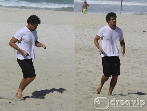 Cauã Reymond corre em praia carioca