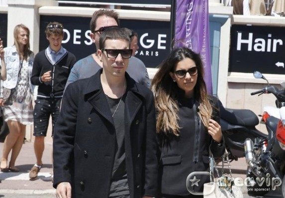 Mariana Rios e Di Ferrero passeiam em Cannes