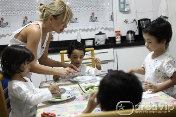 Em especial de Dia das Mães, Eliana descobre como é cuidar de quadrigêmeos