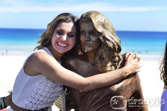 Flávia Alessandra ganha estátua em em sua homenagem