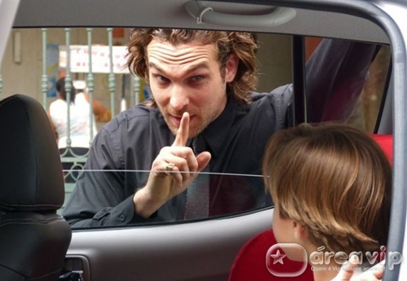 Flor do Caribe - Alberto decide viajar com os filhos