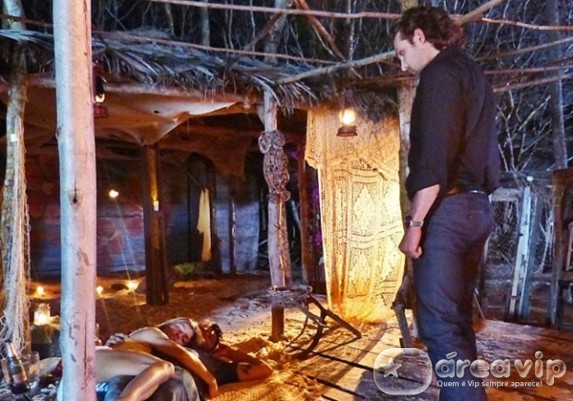 Flor do Caribe - Alberto espiona Ester e Cassiano